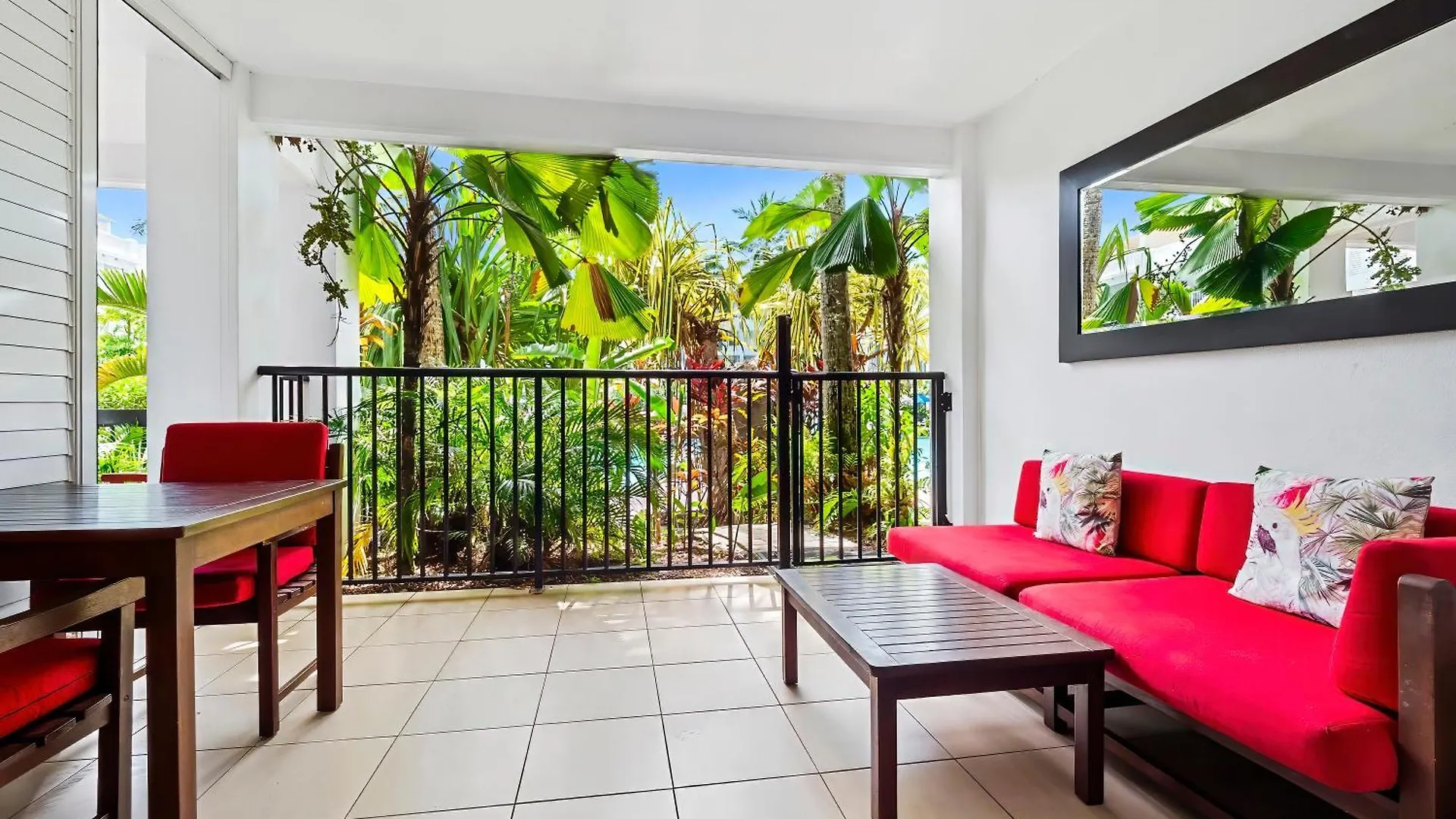 Beach Club Private Apartments 棕榈湾